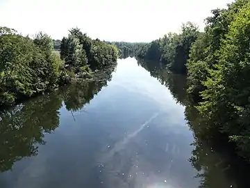 L'Isle au niveau de l'ancien pont ferroviaire, entre Marsac-sur-l'Isle (à gauche) et Annesse-et-Beaulieu.