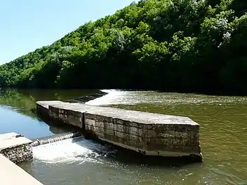 L'Isle au barrage de Campniac entre Coulounieix-Chamiers (au fond) et Périgueux.