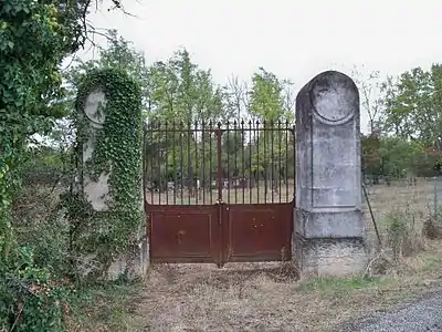 Entrée du cimetière juif de l'Isle-sur-la-Sorgue.
