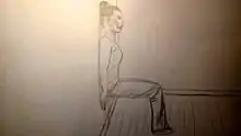 Dessin d'une femme en position assisse, dos à un mur, sansla préence d'une chaise.