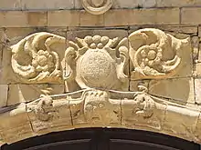 Le haut du portail sculpté du Couvent des Ursulines d'Ispagnac, avec la devise Deo Juvante des Chateauneuf-Randon