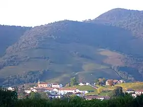 Fond petite montagne, coquet village basque.