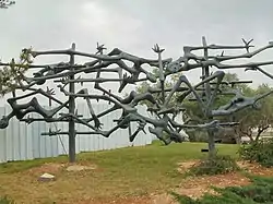 Une des sculptures du mémorial. Une sculpture semblable est exposée au camp de concentration de Dachau.