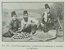 photographie noir et blanc, trois hommes et des paniers de fruits
