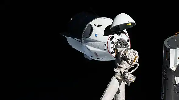 Crew Dragon peu avant son amarrage au  module Harmony de la Station spatiale internationale.