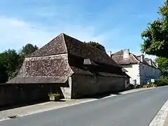 Les communs situés à l'est du logis principal.