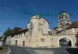 Avec l'église en arrière-plan.