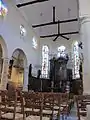 Église Saint Etienne avec le chœur de style antique  et la nef de style roman.