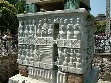 L'empereur et sa cour. Cubes de bronze et de porphyre ; canalisation (nord).