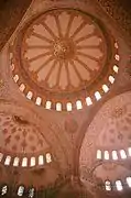 La Mosquée Bleue d'Istanbul, d'un élève de l'architecte Sinan, s'inspire de Sainte-Sophie.