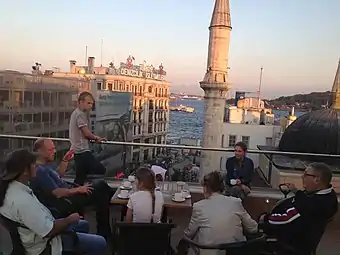 Groupe de touristes à Karaköy.