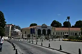 Nallı Masjid (à gauche) à côté du Bureau du gouverneur d'Istanbul, ancien siège du gouvernement ottoman, appelé la Sublime Porte