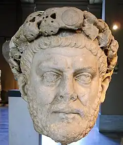 Tête d'une statue de l'empereur Dioclétien, vue de face.