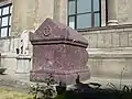 Les sarcophages des empereurs byzantins à Constantinople étaient également en porphyre, suivant la tradition romaine.