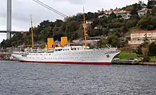 Photographie en couleurs d'un yacht à quai.