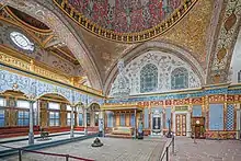 Décoration baroque de la salle impériale du harem du palais de Topkapı (XVIIIe siècle)