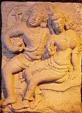 Stèle rectangulaire avec un couple assis en haut-relief.