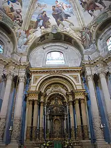 Chapelle du Saint-Sacrement : autel et fresques de la coupole.