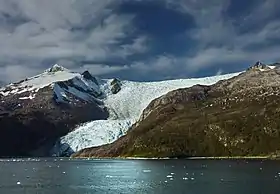 Vue du glacier depuis le canal Beagle.