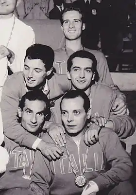 Mario Ravagnan (en haut à gauche) avec l'équipe italienne de sabre aux Jeux olympiques d'été de 1960