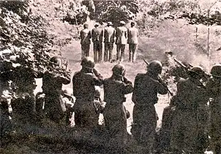 Soldats italiens tuant les otages slovènes Franc Žnidaršič, Janez Kranjc, Franc Škerbec, Feliks Žnidaršič et Edvard Škerbec, 31 juillet 1942