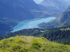 Le lac de Molveno vu en plongée depuis les Dolomites de Brenta.