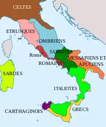 Carte de l'Italie avec les Romains dans le Latium et la Campanie. Étrusques au nord, Ombriens au nord-est et Samnites au sud-est.