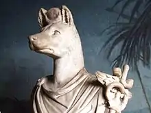 photo d'une statue à tête de chien