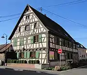 Ancienne auberge « Au Cheval Noir » puis « À la Couronne » (1687),1 rue Louis-Pasteur.