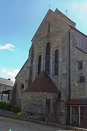 Triplet de baies plein-cintre élancées dans une église dont le style passe du roman au gothique.