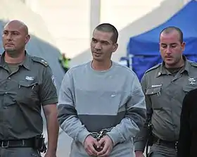 Itzik Abergil, au centre, escorté par des policiers israéliens, le 12 janvier 2011.