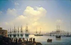 Peinture d'une ligne de navire dans une baie. Des personnes saluent son passage sur le rivage au premier plan à côté d'une fortification. Une ville située sur une colline est visible à l'arrière-plan.