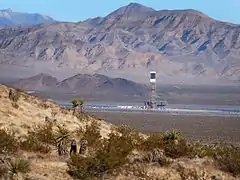 Vue vers le nord sur la tour-chaudière est d'Ivanpah.