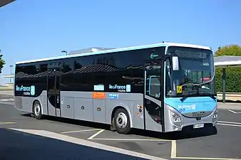 Iveco Evadys Pro Cars n°336 sur la ligne 50 du réseau Seine-et-Marne Express arrivant à l'arrêt Marne-la-Vallée Chessy RER