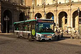 Autobus Iveco Urbanway 12 du réseau de bus RATP arborant la livrée STIF personnalisé aux couleurs de la régie, le 14 juillet 2016.