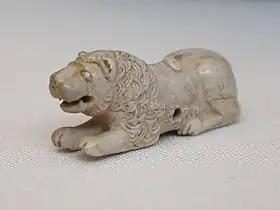 Pièce de jeu en ivoire, d'un ensemble de trois lions et trois bouledoguesAbou Rawash, Tombe M, Ire dynastie3,5 × 6,5 cm, Musée du Caire.
