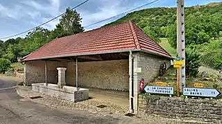 La fontaine-lavoir-abreuvoir.