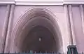 L'entrée principale du premier bâtiment est bâtie dans le style des voûtes sassanides, rappelant particulièrement l'iwan de Ctésiphon.