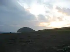 Coucher de soleil sur Iwo Jima depuis la plage de débarquement.