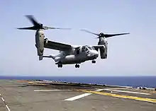 Un MV-22 Osprey de l'US Marine Corps se pose sur l'USS Iwo Jima au large de Norfolk (Virginie) (22 juillet 2008)