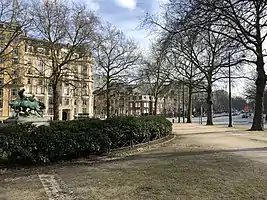 Vue du croisement de l'avenue Émile Duray à gauche, Émile De Mot à droite, boulevard de la Cambre et avenue Franklin Roosevelt en face.