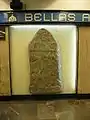 Réplique d'une pierre tombale d’Izapa, originaire du Chiapas exposée au métro Bellas Artes à Mexico. Les plaques d'accompagnement portent une inscription traduisible par "pierre tombale d'Izapa - culture maya -  Période préclassique - Description: Bas relief d’Izapa représentant une personne portant un chargement."