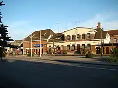 Gare vue de l'autre côté des voies.