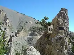 Stèle dédiée à Louison Bobet et Fausto Coppi sur le versant sud.