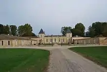 Vue d'ensemble du château d'Anglade.