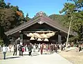 Imposant shimenawa à l'entrée d'Izumo-taisha, Izumo (Shimane).