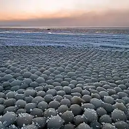 Boules de glace sur la plage de Stroomi.