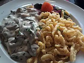 Escalope sauce chasseur et spätzle.