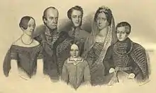 six personnes dont trois hommes et garçons portant un uniforme hongrois et une dame portant un voile de dentelles, une jeune fille une robe décolletée et une fillette en robe à col marin