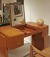 Bureau coiffeuse et fauteuil, 1932 de Jacques-Emile Ruhlmann (1879-1933) Merisier massif, métal chromé, miroir, cuir, paille, ensemble présenté au salon des artistes décorateurs de 1932.